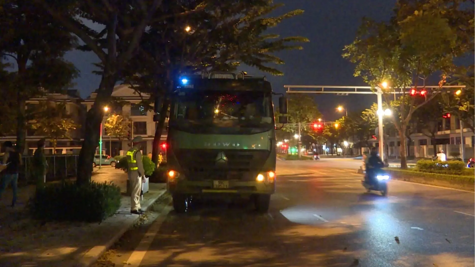 Tăng cường kiểm soát và xử lý vi phạm xe quá tải | Hộp thư truyền hình | 22/11/2025